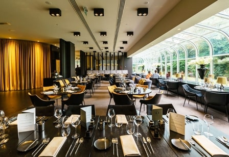 The-Restaurant-empty-tables-داستان کوتاه انگلیسی رستوران