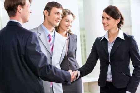 Office-introduce-shaking-hands-مکالمه انگلیسی با موضوع صحبتهای پس از احوالپرسی