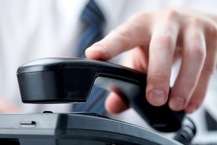 hang off-telephone-speaking-مکالمه انگلیسی با موضوع پایان دادن به یک گفتگوی تلفنی