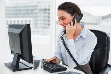 Employee-office-phone-مکالمه انگلیسی با موضوع پاسخ به یک تماس-کاری
