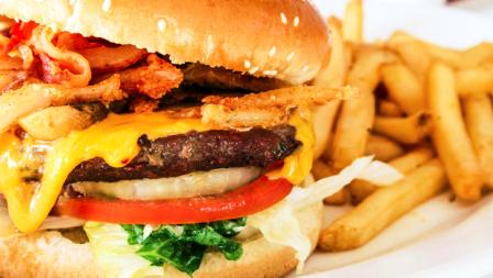burger-and-fries-eating-مکالمه انگلیسی با موضوع درخواست صورت حساب در رستوران