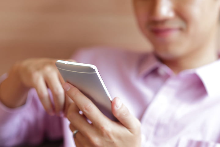 business-man-using-smart-phone-مکالمه انگلیسی با موضوع پایان دادن به یک گفتگوی تلفنی