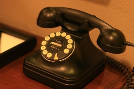 old-phone-call-مکالمه انگلیسی با موضوع پرسیدن نام تماس گیرنده