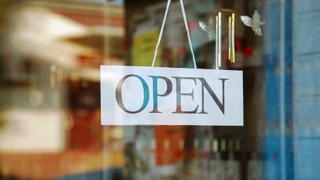 opening-store-hours-مکالمه انگلیسی با موضوع سوال پرسیدن درباره زمان کار مغازه